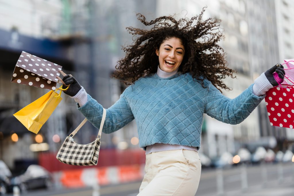 comment fidéliser ta clientèle: photo de cliente heureuse de revenir- formation fidélisation de clientèle